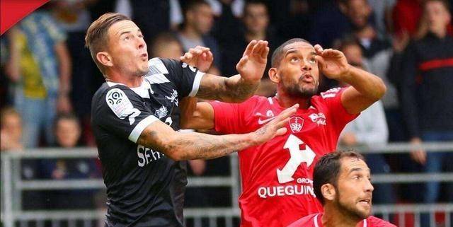  布雷斯特vs巴黎冲突不断，下半场多次中断比赛  